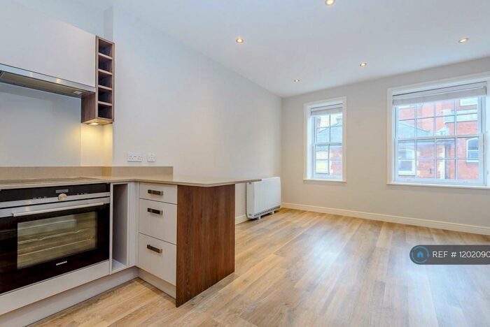 2 Bedroom Flat To Rent In South Street, Farnham, GU9