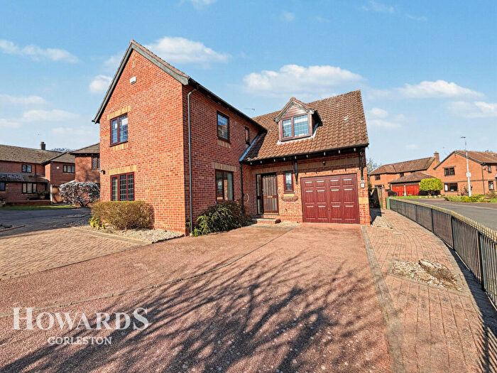 4 Bedroom Detached House For Sale In Cotman Drive, Bradwell, NR31