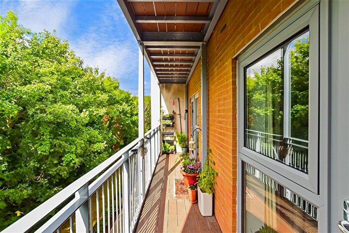 1 Bedroom Flat For Sale In Sovereign Way, Tonbridge, Kent, TN9