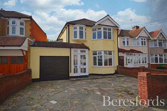 3 Bedroom Link Detached House For Sale In Woodlands Road, Romford, RM1