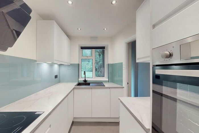3 Bedroom Flat To Rent In South Close, Highgate, N6