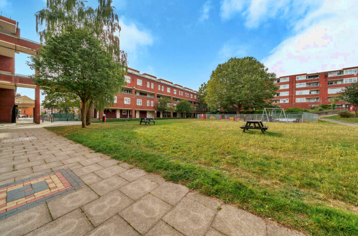 2 Bedroom Flat To Rent In Edgecot Grove, Seven Sisters, London, N15