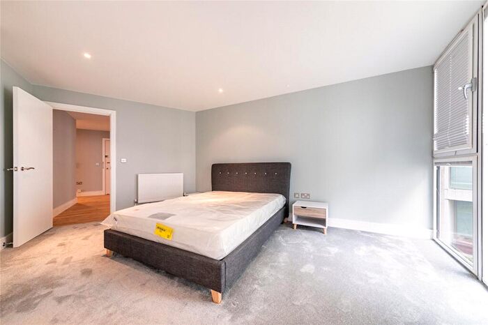2 Bedroom Apartment To Rent In Trinity Tower, Quadrant Walk, Canary Wharf, London, E14