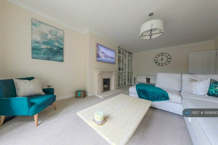 2 Bedroom Flat To Rent In Edenhall, Beckenham, BR3