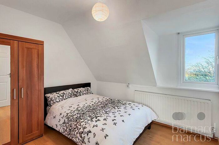 2 Bedroom Apartment To Rent In High Road, N12