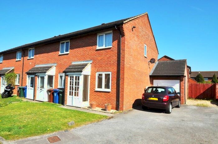 2 Bedroom Semi-Detached House To Rent In Warwick Court, Bicester, OX26