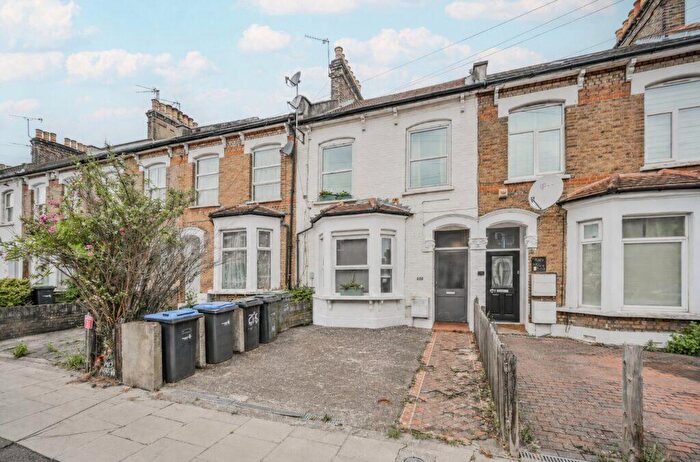 2 Bedroom Flat For Sale In Whittington Road - Bowes Park - London -, N22