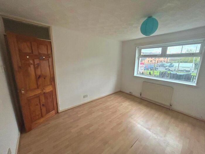 2 Bedroom Flat To Rent In Bridge Of Weir Road, Linwood, PA3