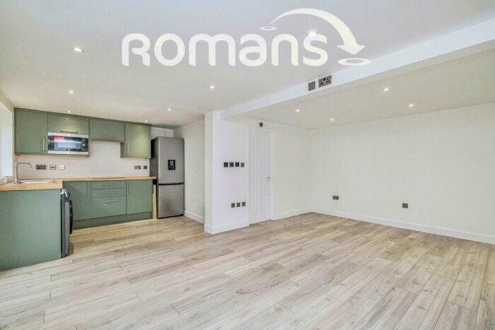 Apartment To Rent In Trumpsgreen Road, GU25