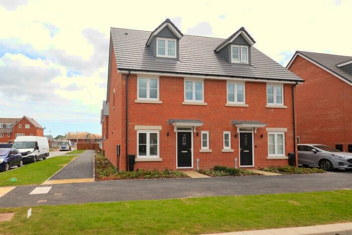 4 Bedroom Semi-Detached House To Rent In Longacres Way, Chichester, PO20