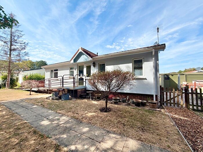 2 Bedroom Mobile/park Home For Sale In Mytchett Road, Mytchett, Camberley, GU16