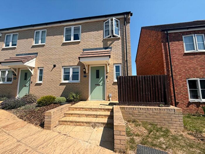 3 Bedroom Semi-Detached House For Sale In Weltmore Road, Luton, LU3