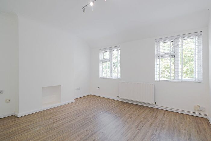 2 Bedroom Flat To Rent In Mortlake High Street, London, SW14
