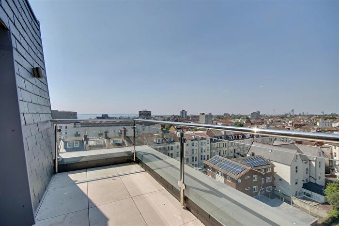 3 Bedroom Flat For Sale In St. Helens Parade, Southsea, PO4