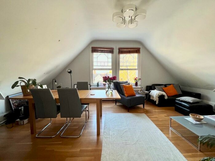 2 Bedroom Flat To Rent In Bedford Hill, London, SW12