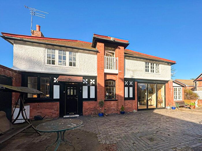 3 Bedroom Detached House For Sale In New Chester Road, Wirral, CH62