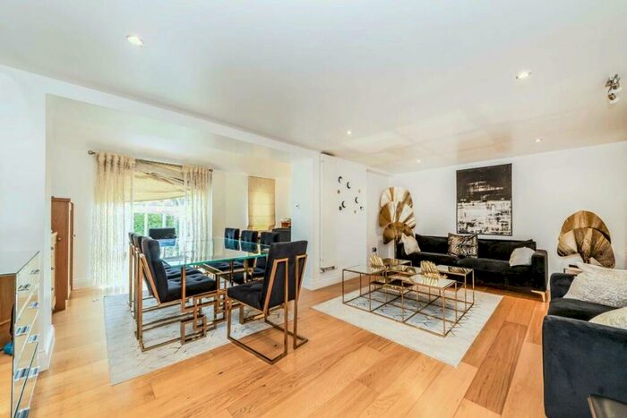 3 Bedroom Flat To Rent In Royal Drive, London, N11