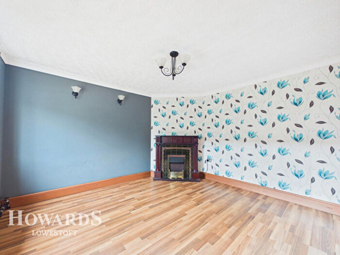 3 Bedroom Semi-Detached House For Sale In Briarwood Road, Lowestoft, NR33