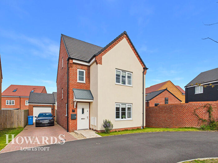 4 Bedroom Detached House For Sale In Lime Avenue, Oulton, NR32