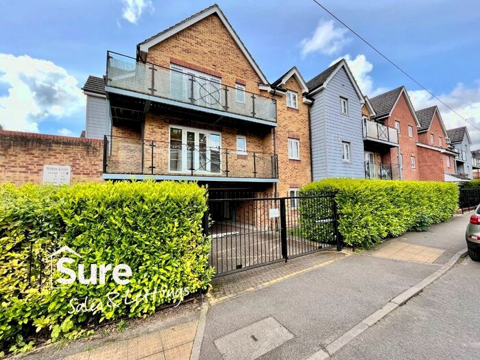 2 Bedroom Flat To Rent In Willow Court, Ebberns Road, Hemel Hempstead, Hertfordshire, HP3