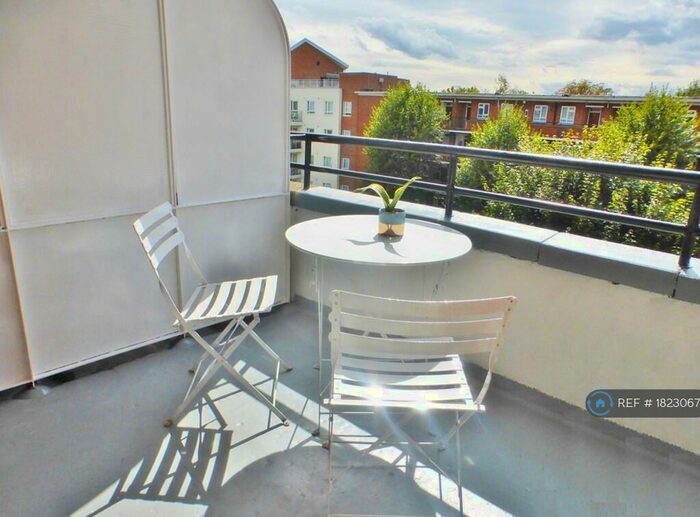 3 Bedroom Flat To Rent In Alfreda Court, London, SW11