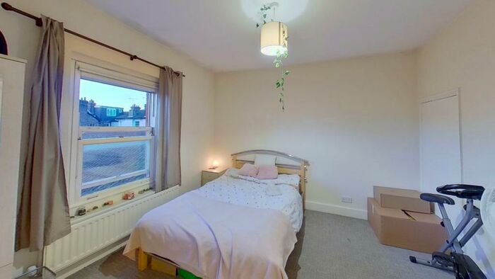 3 Bedroom Semi-Detached House To Rent In Eagle Road, Guildford, GU1