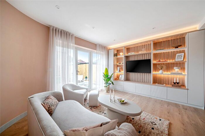 3 Bedroom Semi-Detached House For Sale In Isleworth, TW7