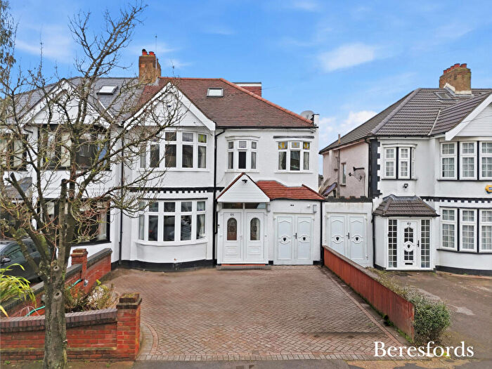 5 Bedroom Semi Detached House For Sale In Stoneleigh Road, Clayhall, IG5