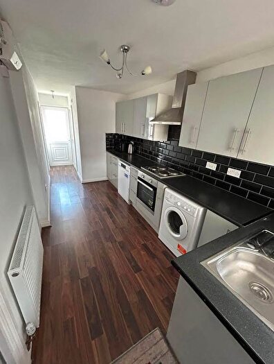 2 Bedroom Bungalow To Rent In Stoneygate Road, Luton, LU4