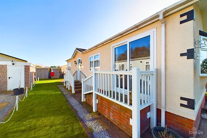 2 Bedroom Park Home For Sale In Barton Broads Park, Maltkiln R, Barton-upon-Humber, North Lincolnshire, DN18