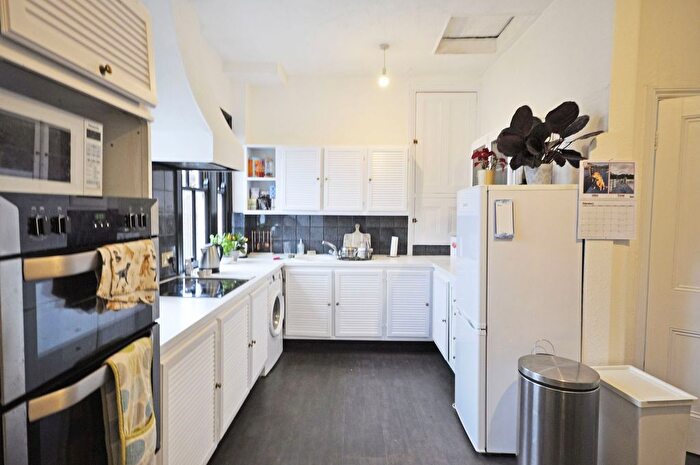 3 Bedroom Flat To Rent In Cowley Mansions, Mortlake High Street, Mortlake, SW14