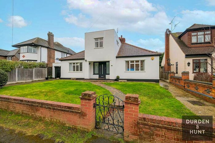 3 Bedroom Detached House To Rent In Brook Rise, Chigwell, IG7