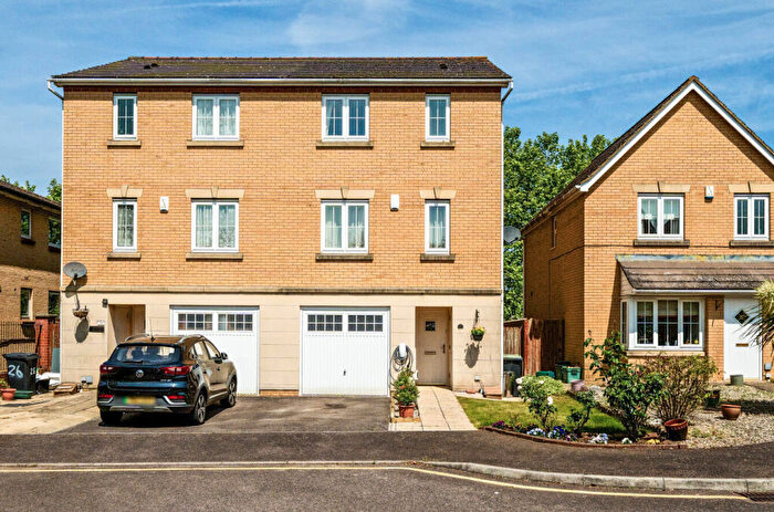 4 Bedroom Semi Detached House For Sale In Barkway Drive, Farnborough, Orpington, Kent, BR6