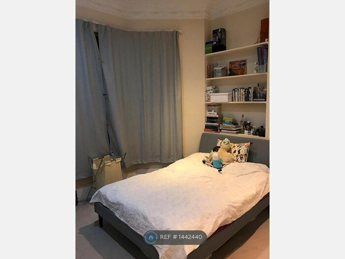 2 Bedroom Flat To Rent In Tremadoc Road, London, SW4