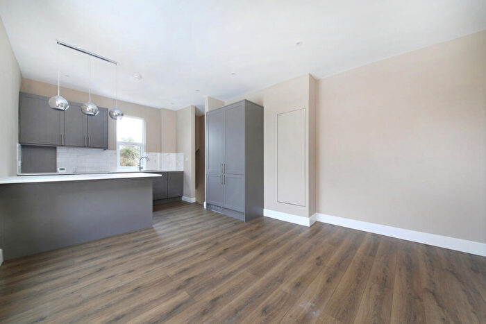3 Bedroom Flat To Rent In Kingsway, East Sheen, SW14