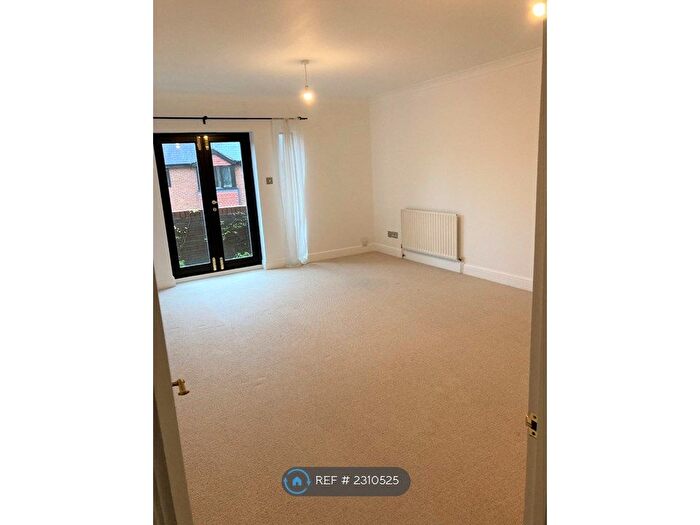 2 Bedroom Flat To Rent In Ashtree Court, St. Albans, AL1