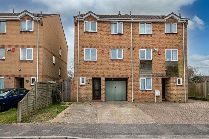 6 Bedroom Detached House For Sale In Mcwilliam Close, Poole, BH12