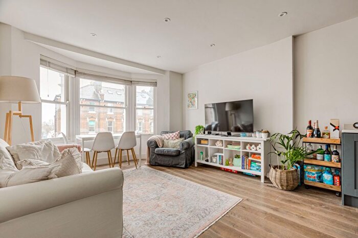 2 Bedroom Flat To Rent In Altenburg Gardens, Clapham Junction, SW11