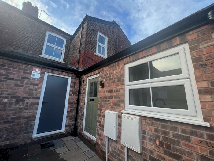 2 Bedroom Flat To Rent In St Floor Flat, Shaw Heath, Stockport, SK2