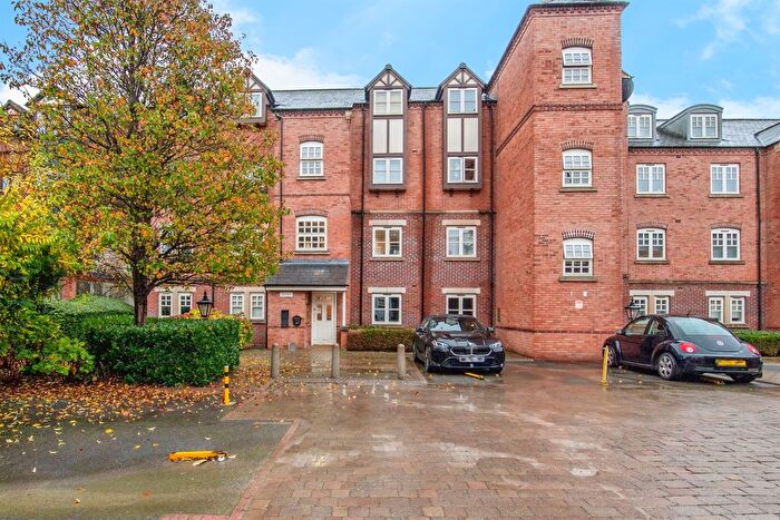 2 Bedroom Flat For Sale In Friar Court, Worcester, WR1