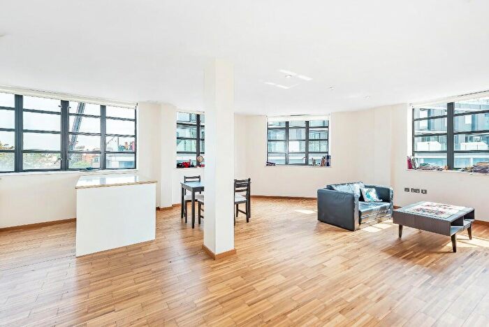3 Bedroom Flat To Rent In Ceunant Street, LL55