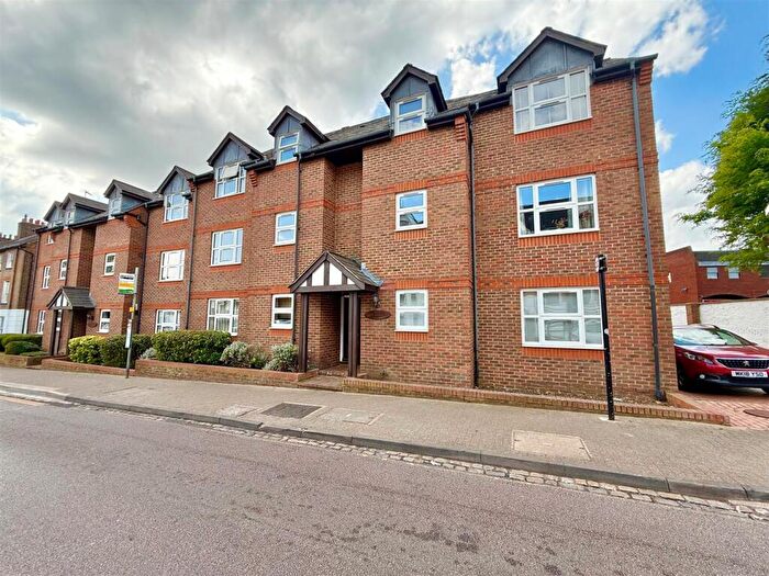 2 Bedroom Apartment To Rent In Florence Court, Alma Road, St. Albans, AL1