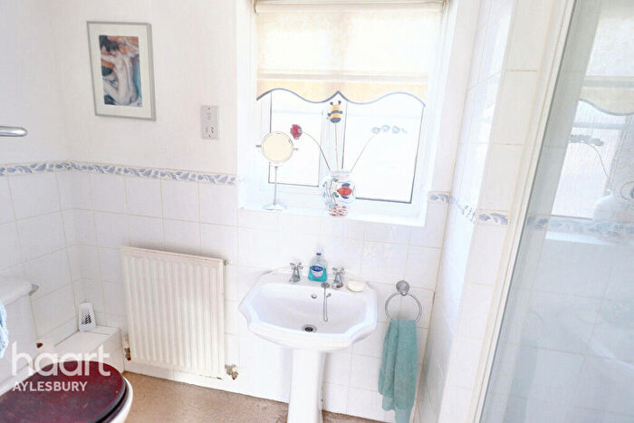 3 Bedroom End Of Terrace House For Sale In Hinds Way, Aylesbury, HP21