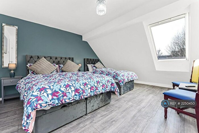 2 Bedroom Maisonette To Rent In Shott Close, Sutton, SM1