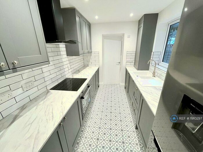 4 Bedroom Terraced House To Rent In First Avenue, Chatham, ME4