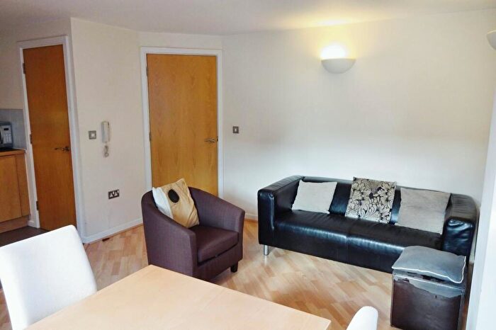 2 Bedroom Flat To Rent In City Walk, Leeds, West Yorkshire, LS11