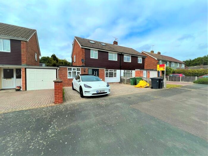 4 Bedroom Semi-Detached House To Rent In Mytchett, GU16