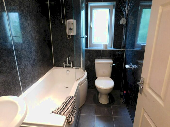 2 Bedroom Flat To Rent In Rousay Place, Summerhill, Aberdeen, AB15