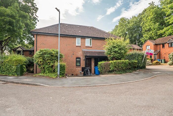 2 Bedroom Maisonette For Sale In Stonefield Park, Maidenhead, SL6