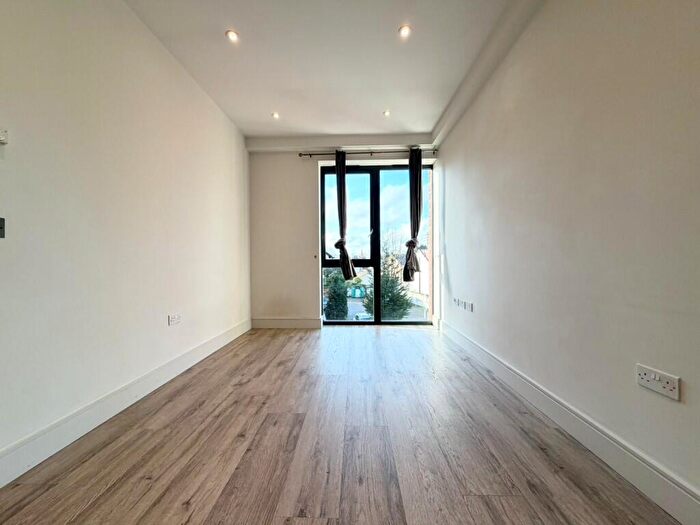 2 Bedroom Flat To Rent In Nixey Close, Slough, Berkshire, SL1